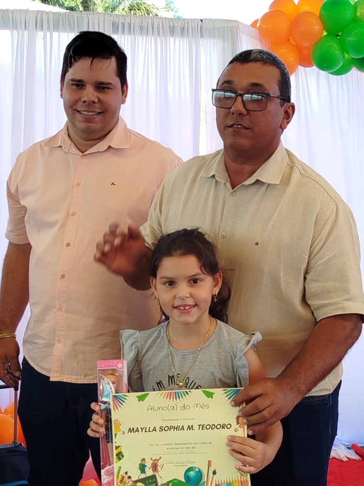 Vereadores participam da Entrega de Material Escolar